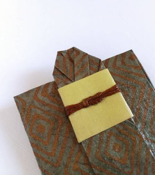 Broche papel origami kimono Furisode modelo 01 detalle