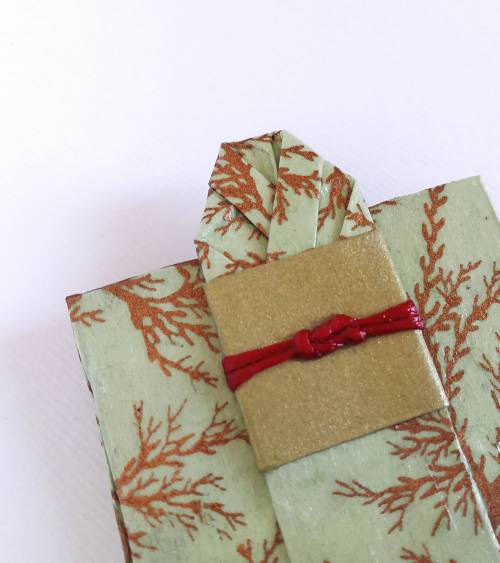 Broche papel origami kimono Furisode modelo 02 detalle