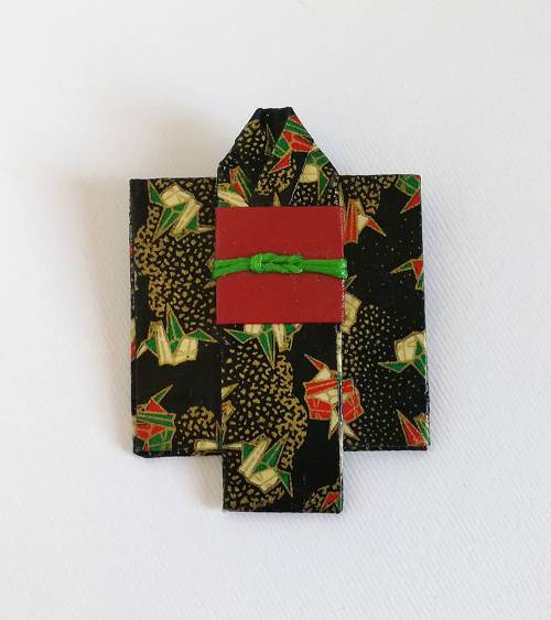 Broche papel origami kimono Kurotomesode modelo 02
