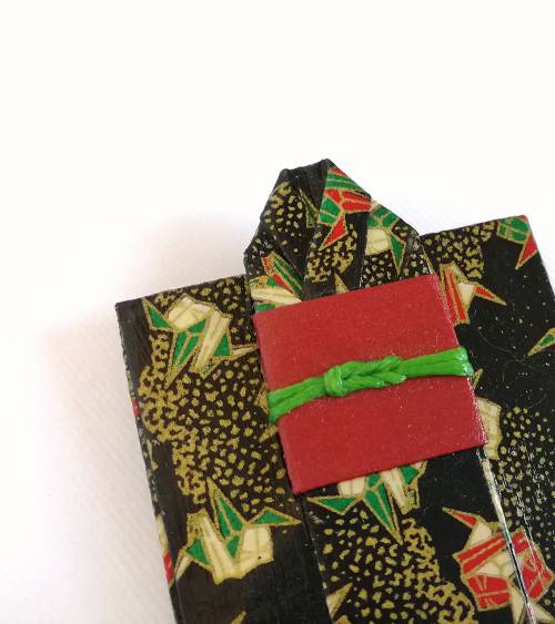 Broche papel origami kimono Kurotomesode modelo 02 detalle