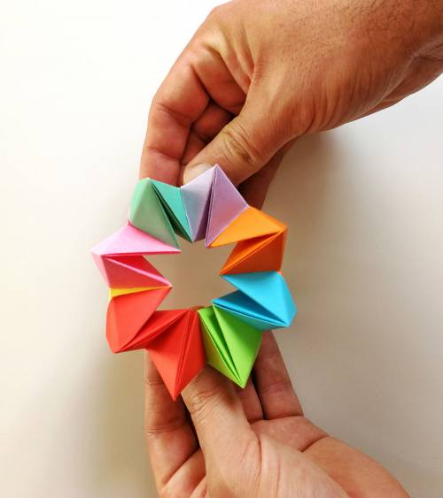 Taller familiar crea tus juguetes de origami- anillo multicolor 02