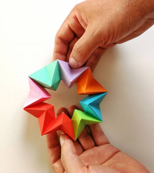 Taller familiar crea tus juguetes de origami- anillo multicolor 04